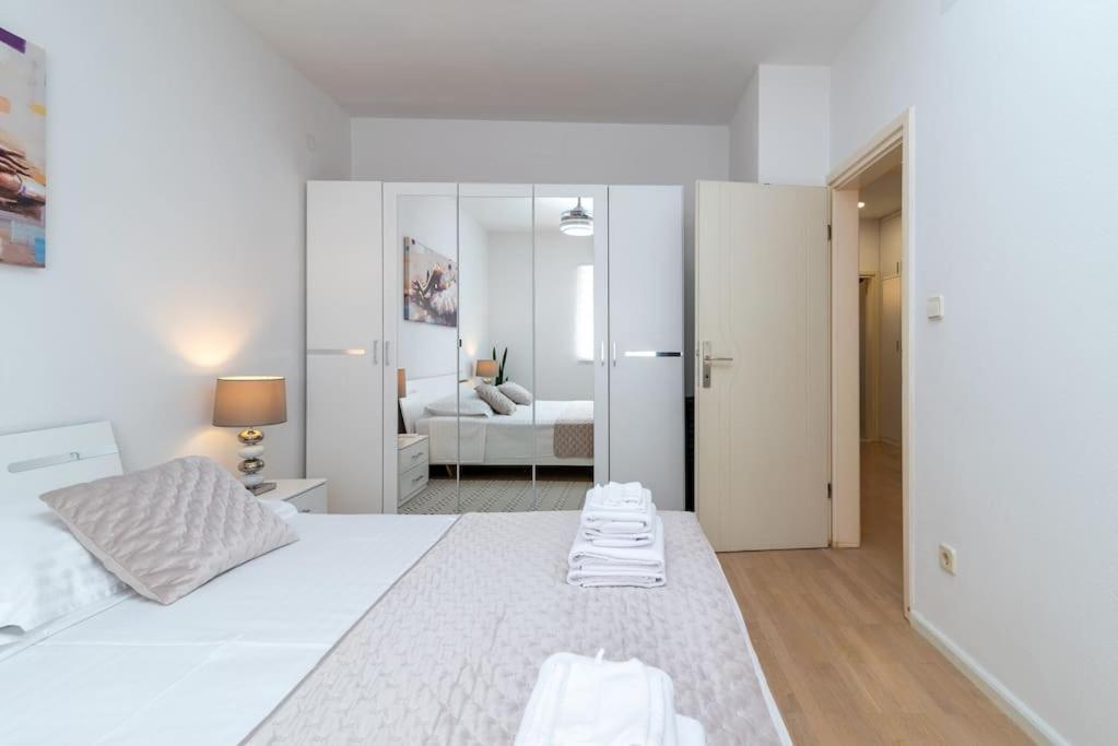 Beachfront With Parking Apartman *