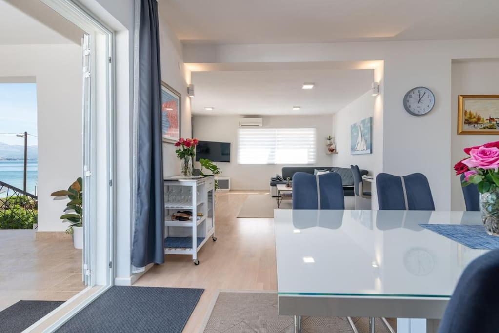 Apartman Beachfront With Parking
